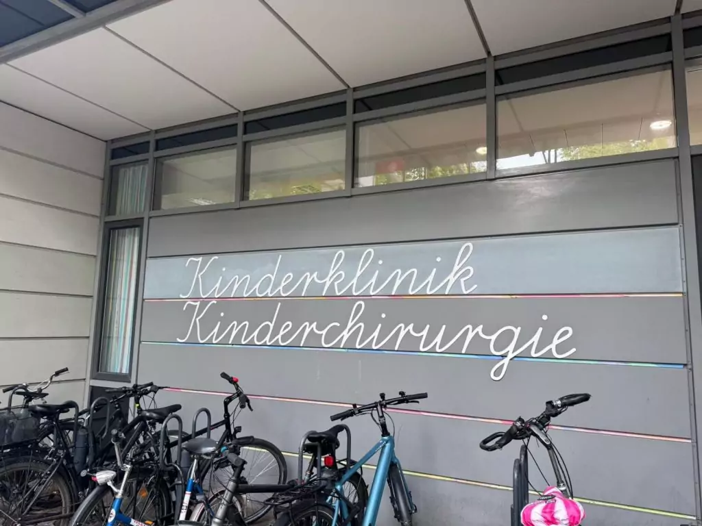 Wand der Sation 30i mit dem Schriftzug Kinderklinik, Kinderchirurgie in großen Lettern