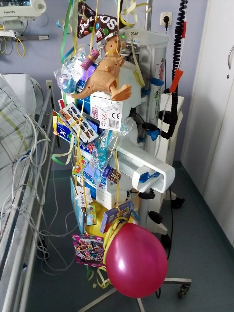 Mobiler Krankenhauswagen, vollgepackt mit Spielzeug, Süßigkeiten und Leckereien für die kleinen Patienten auf der Station.